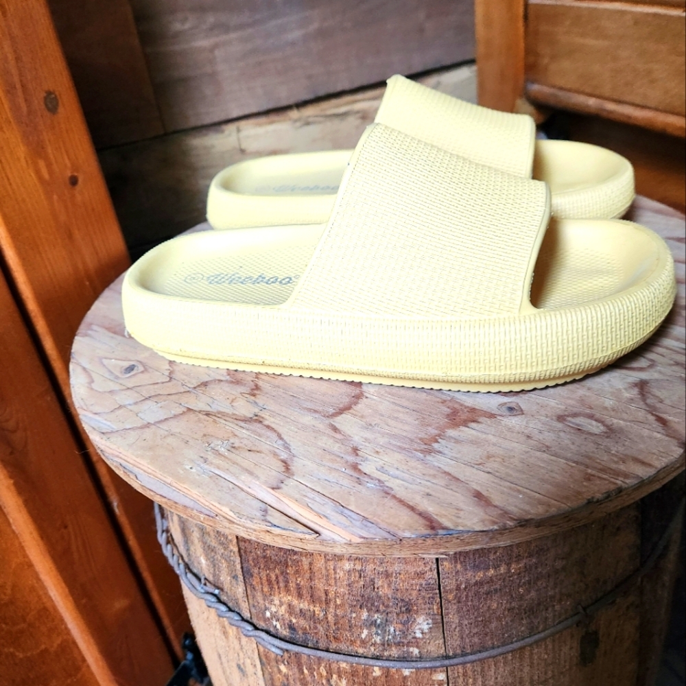 Weeboo Cloud Slides-Size 39 (8.5) - image 1